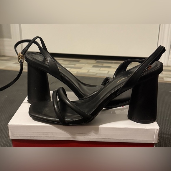Viciously Vixen black Women's chunky heel sandals. - Picture 2 of 3